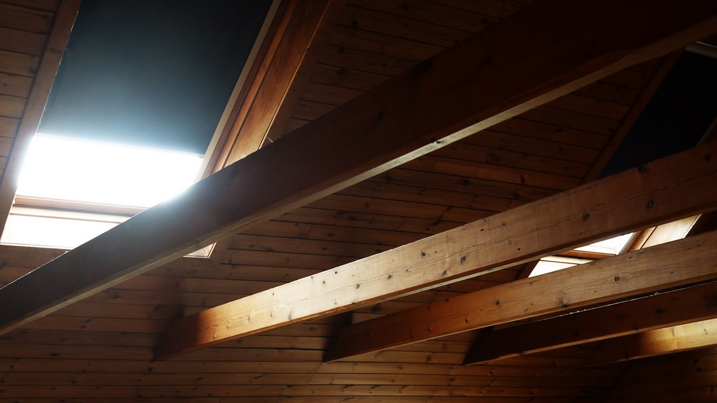 Massive Holzbalken eines Dachstuhls von innen